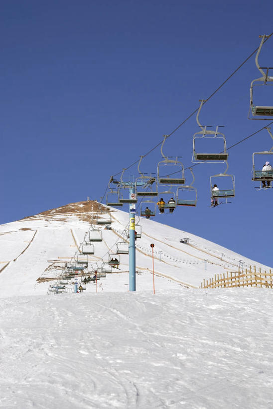 竖图,室外,白天,旅游,度假,运动,山,雪,日光,智利,冬天,高处,首都,车,蓝色,白色,天空,交通工具,南美,寒冷,摄影,雪橇,载具,雪橇车,万里无云,彩图