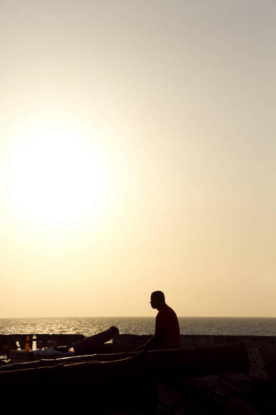 一个人,竖图,俯视,航拍,室外,侧面,旅游,海洋,日落,太阳,城市,建筑,哥伦比亚,朦胧,模糊,首都,地标建筑,摄影,鸟瞰,剪影,波哥大,彩图,高角度拍摄