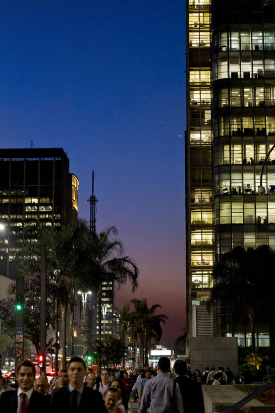 竖图,俯视,航拍,室外,特写,夜晚,街道,光,许多人,一群人,摄影,鸟瞰,圣保罗,步行,彩图,高角度拍摄