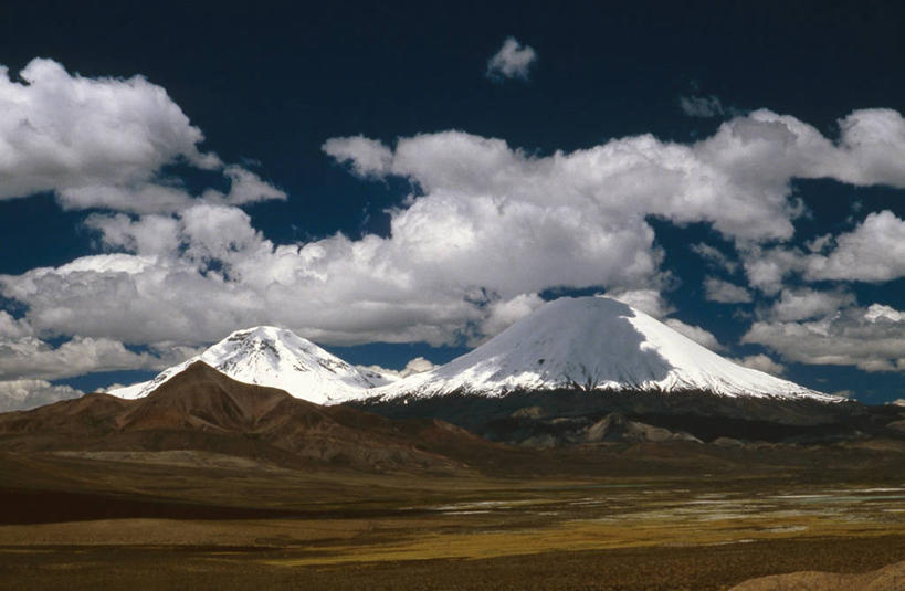 无人,横图,俯视,航拍,室外,白天,旅游,火山,雪,智利,地形,云,风景,自然,南美,摄影,南美洲,拉丁美洲,鸟瞰,美洲,首府,亚美利加洲,南亚美利加洲,智利共和国,潟湖,阿里卡,活火山,彩图,高角度拍摄,旅行,阿里卡和帕里纳科塔大区