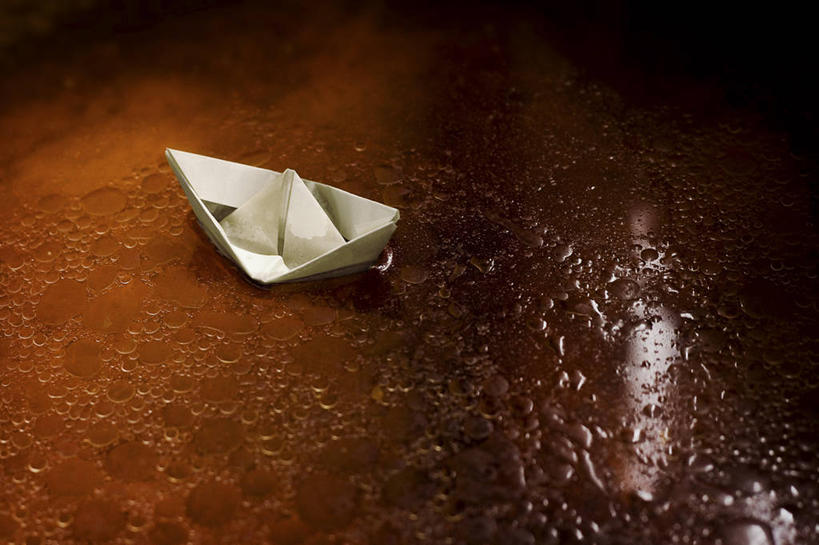 无人,横图,俯视,石油,漂浮,锅,一个,童年,摄影,单个,煎锅,纸船,化石燃料,彩图,高角度拍摄,玩具船