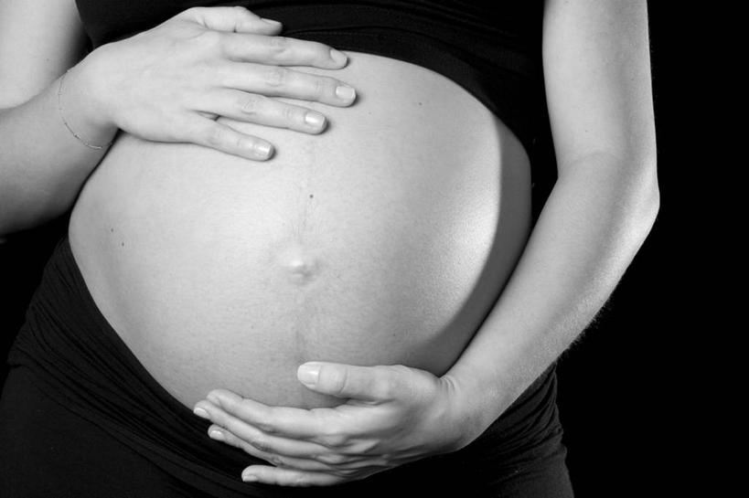 成年人,一个人,父母,母亲,站,摸,横图,黑白,室内,特写,正面,纯洁,仅一个女性,抚摸,黑色背景,休闲装,衣服,黑色,怀孕,童年,摄影,关爱,开端,触摸,接触,影棚拍摄,爱