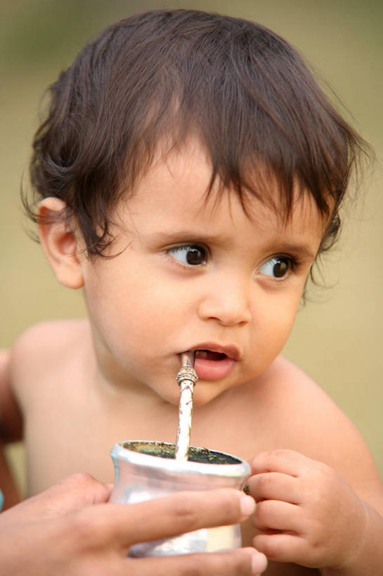 西方人,婴儿,儿童,脸,头,脸颊,手,裸体,一个人,两个人,竖图,室外,特写,白天,正面,纯洁,阿根廷,欧洲,欧洲人,仅一个人,喝,饮品,拿着,饮食,肩膀,饮料,小孩,看,思考,南美,可爱,童年,童趣,人体,摄影,活泼,生长,享乐,可口,宝宝,肖像,童真,纯真,烂漫,无邪,热饮,适口,开端,马黛茶,伶俐,天真,男性,白种人,孩子,头部,脸部,脸蛋,面部,彩图,白色人种,高加索人种,欧罗巴人种