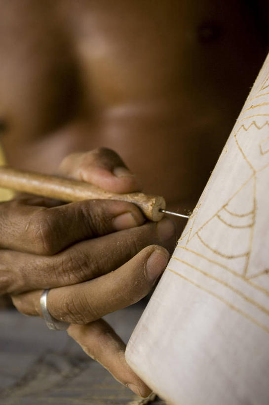 手,一个人,竖图,特写,巴西,雕刻,陶瓷制品,拿着,裸露,一个,陶器,南美,人体,摄影,单个,南美洲,创造力,拉丁美洲,美洲,裸,巴西联邦共和国,亚美利加洲,南亚美利加洲,帕拉,帕拉州,技能,想法,美术工艺,彩图