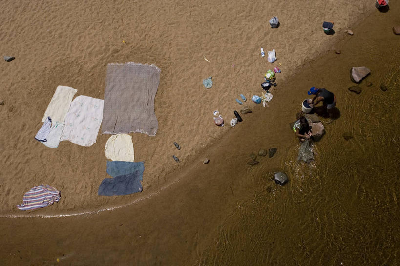 两个人,站,蹲,横图,俯视,室外,白天,河流,巴西,朦胧,模糊,沙子,流水,休闲装,洗衣服,衣服,南美,摄影,生活方式,南美洲,拉丁美洲,美洲,巴西联邦共和国,亚美利加洲,南亚美利加洲,北大河州,北里奥格兰德州,北里约格朗德,巴西文化,岩石,清洗,洗涤,彩图,高角度拍摄,家务劳动