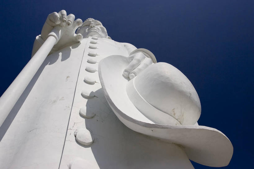 无人,横图,室外,白天,仰视,雕塑,巴西,标志,雕像,符号,标识,天空,地标建筑,南美,摄影,宗教,南美洲,拉丁美洲,美洲,万里无云,巴西联邦共和国,亚美利加洲,南亚美利加洲,性别符号,塞阿拉,塞阿拉州,塞阿腊,圣人,灵性,彩图,低角度拍摄,旅行,男性符号,传统文化