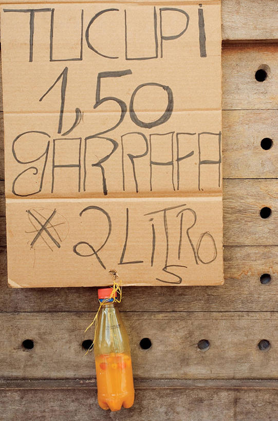 无人,竖图,室外,特写,白天,通讯,消费,巴西,吊挂,悬挂,木制,数字,文字,市场,挂,饮食,瓶子,南美,零售,颜色,摄影,英文字母,手写,纸板,巴伊亚州,彩图