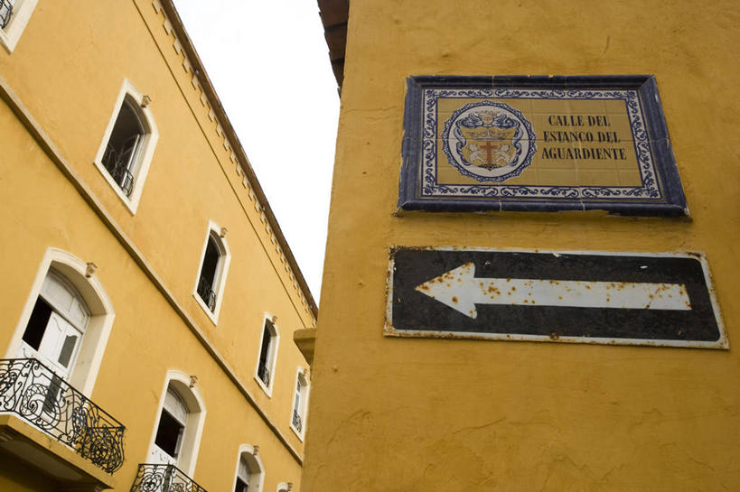 无人,横图,室外,特写,白天,仰视,通讯,窗户,阳台,建筑,指示牌,哥伦比亚,标志,文字,墙,方向,标识,箭头,灯,南美,摄影,指导,英文字母,指向,卡塔赫纳,簇,想法,彩图,低角度拍摄,旅行