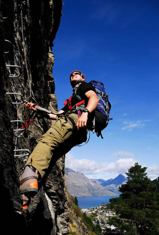 西方人,成年人,一个人,攀登,竖图,室外,仰视,探险,风险,运动,攀岩,山,欧洲,新西兰,欧洲人,仅一个男性,仅一个人,吊挂,悬挂,包,梯子,悬崖,云,挂,休闲装,极限运动,仅一个年轻男性,衣服,天空,绳子,太阳镜,看,思考,力量,摄影,上升,户外活动,监视,背包客,澳大拉西亚,安全绳,新西兰南岛,冒险,男人,男性,年轻男性,白种人,年轻人,爬山,彩图,低角度拍摄,爬绳,安全设备