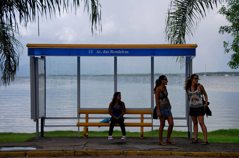 三个人,站,坐,横图,室外,白天,度假,友谊,海洋,水,建筑,阿根廷,灯笼,长椅,地平线,水平线,首都,休闲装,座位,衣服,看,南美,放松,颜色,摄影,享乐,照明设备,布宜诺斯艾利斯,彩图,旅行,居住区