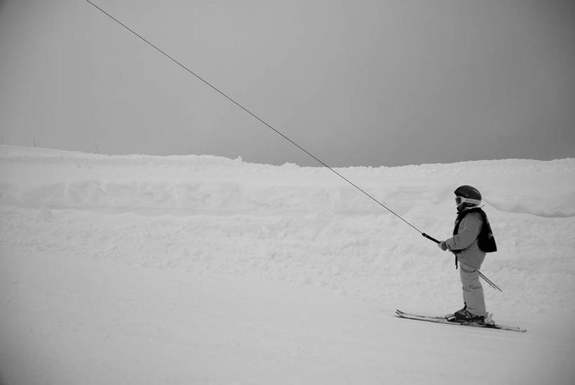 儿童,一个人,站,横图,室外,白天,侧面,运动服,兴奋,纯洁,运动,雪,阿根廷,朦胧,模糊,冬天,拿着,车,自然,交通工具,南美,可爱,童年,童趣,摄影,雪橇,环境,载具,雪橇车,滑雪服,童真,烂漫,无邪,天真,休闲活动,彩图