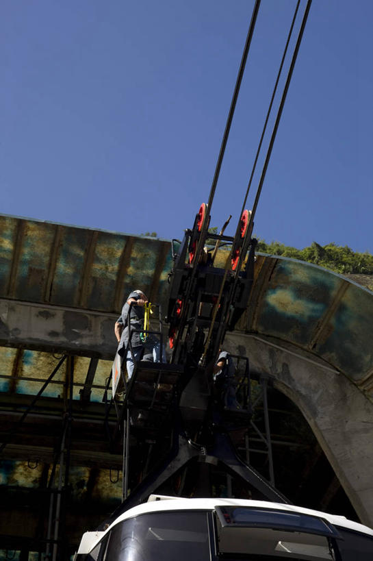 两个人,站,竖图,室外,白天,仰视,旅游,度假,巴西,朦胧,模糊,缆车,天空,交通工具,南美,运输,摄影,部分,里约热内卢,索道,万里无云,里约热内卢州,缆索铁路,彩图,低角度拍摄,旅行