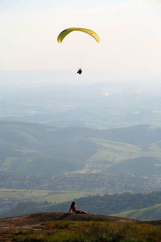 成年人,两个人,坐,竖图,室外,白天,度假,自由,运动,美景,山,降落伞,景观,着陆,极限运动,绿色,自然,看,景色,放松,摄影,登陆,自然风光,载具,下降,降落,航空工具,减速器,女人,女性,彩图,旅行,独处