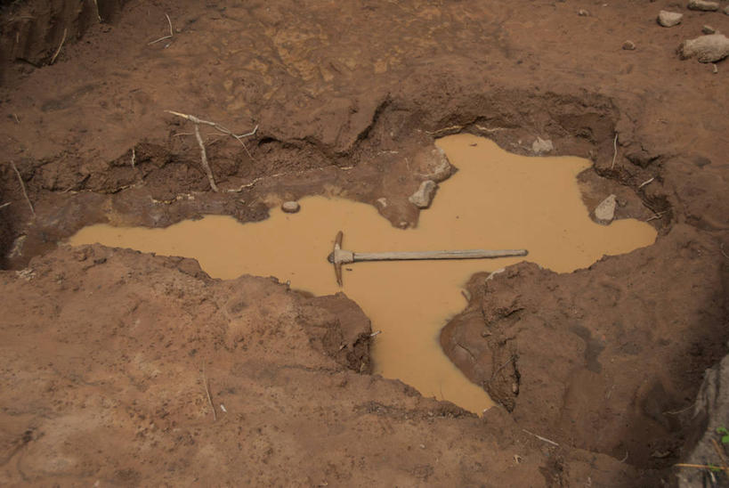 无人,横图,俯视,室外,白天,水,巴西,泥土,破坏,破损,南美,摄影,肮脏,损坏,石油工业,泥,宝石,麻烦,问题,毁灭,蛋白石,邋遢,手工具,龌龊,污秽,水坑,彩图,高角度拍摄,斧,贵重宝石