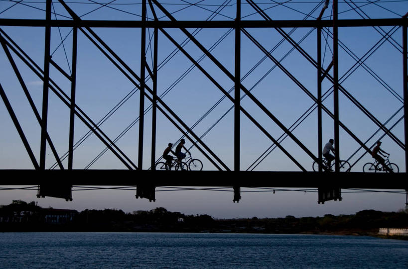 四个人,横图,室外,白天,锻炼,旅游,度假,探险,运动,河流,建筑,自行车,巴西,朦胧,模糊,流水,联系,山地车,娱乐,车,脚踏车,骑,天空,交通工具,骑车,享受,休闲,南美,放松,运输,摄影,南美洲,拉丁美洲,近景,载具,室外运动,美洲,剪影,户外运动,逆光,山地自行车,自行车头盔,巴西联邦共和国,亚美利加洲,南亚美利加洲,塞阿拉,塞阿拉州,塞阿腊,冒险,彩图,健身,建筑结构