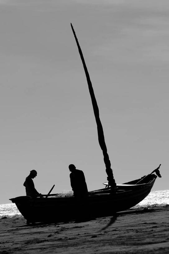 两个人,渔夫,竖图,黑白,室外,白天,友谊,渔业,海洋,水,船,巴西,波纹,朦胧,模糊,漂浮,天空,帆,南美,运输,摄影,南美洲,拉丁美洲,美洲,户外活动,巴西联邦共和国,亚美利加洲,南亚美利加洲,塞阿拉,塞阿拉州,塞阿腊,半身,钓鱼,旅行