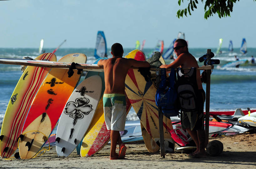 成年人,两个人,站,横图,室外,白天,度假,海洋,水,巴西,短裤,朦胧,模糊,包,冲浪板,帆板,沙子,裸露,天空,太阳镜,靠,靠着,赤脚,南美,放松,摄影,南美洲,享乐,拉丁美洲,美洲,裸,万里无云,巴西联邦共和国,亚美利加洲,南亚美利加洲,塞阿拉,塞阿拉州,塞阿腊,男人,海滩,休闲活动,双腿交叉,说话,彩图,旅行,沙滩包