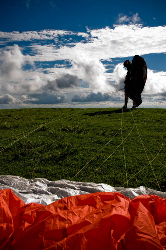 一个人,竖图,室外,白天,度假,运动,降落伞,准备,朦胧,模糊,云,着陆,飞,草,蓝色,天空,摄影,登陆,载具,下降,降落,剪影,逆光,航空工具,减速器,彩图,旅行