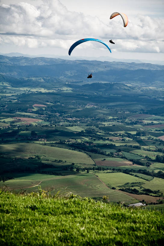 两个人,竖图,俯视,室外,白天,运动,农业,降落伞,朦胧,模糊,田地,云,着陆,飞,草,风景,天空,自然,摄影,环境,登陆,载具,下降,降落,剪影,逆光,航空工具,减速器,冒险,彩图,高角度拍摄