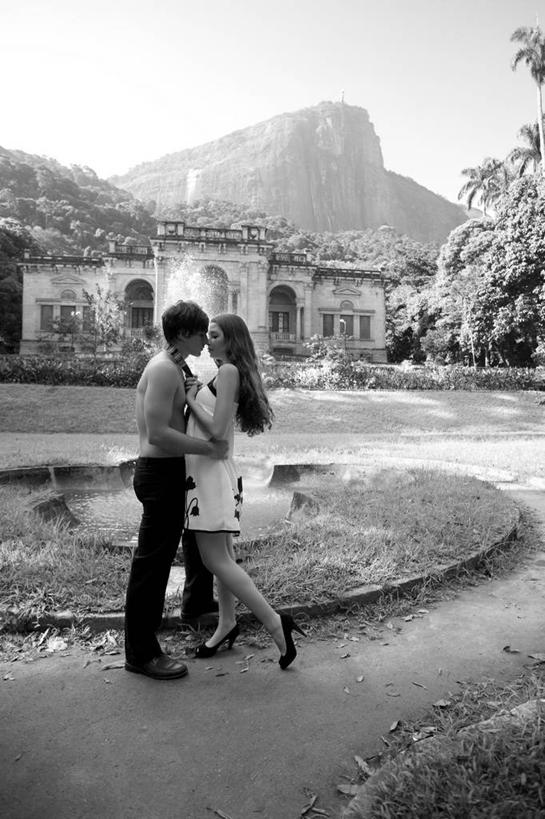 成年人,两个人,夫妻,公园,站,竖图,黑白,室外,白天,爱情,山,巴西,连接,浪漫,拿着,休闲装,裸露,草,衣服,天空,面对面,南美,恩爱,放松,搭,恋人,摄影,享乐,搭着,里约热内卢,裸,里约热内卢州,异性恋,男人,年轻男性,年轻女性,女人,年轻人,夫妇,情侣,休闲活动,触摸,亲吻,拥抱,爱,哥卡华都山,伴侣