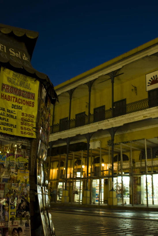 无人,竖图,室外,夜晚,夜生活,城市,道路,建筑,街道,路,公路,报纸,杂志,墨西哥,亭子,交通,历史,布告栏,黄色,天空,摄影,北美,北美洲,拉丁美洲,美洲,市区,北亚美利加洲,亚美利加洲,墨西哥合众国,仙人掌王国,塔毛利帕斯,塔毛利帕斯州,马路,彩图,旅行,报亭,坦皮科,售货亭