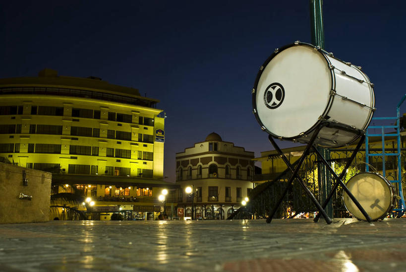 无人,广场,横图,室外,夜晚,城市,道路,建筑,街道,路,公路,报纸,杂志,墨西哥,亭子,鼓,乐器,交通,音乐,黄色,天空,地标建筑,摄影,北美,北美洲,照明设备,拉丁美洲,美洲,市区,北亚美利加洲,亚美利加洲,墨西哥合众国,仙人掌王国,塔毛利帕斯,塔毛利帕斯州,马路,彩图,旅行,报亭,传统文化,坦皮科,售货亭