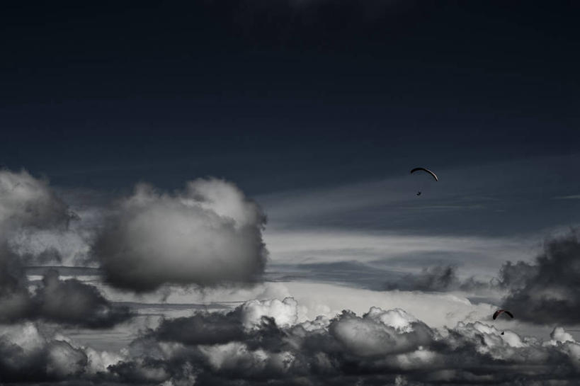 横图,室外,白天,时尚,风险,运动,美景,暴风雨,降落伞,景观,云,自然灾害,天气,半空,着陆,飞,天空,自然,黄昏,t台,景色,摄影,宁静,环境,登陆,自然风光,载具,下降,降落,改变,航空工具,减速器,时装表演,时装秀,t型台,走秀,彩图