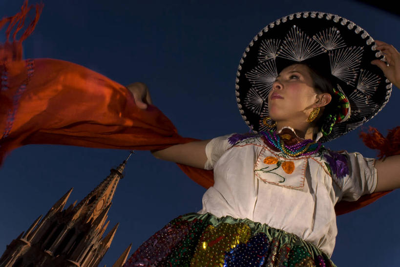 西方人,成年人,一个人,牛仔,教堂,横图,室外,白天,仰视,民族服装,时尚,风,建筑,帽子,珠宝,墨西哥,欧洲,欧洲人,仅一个女性,服装,古典,拿着,文化,表演者,传统,衣服,天空,看,思考,t台,摄影,宗教,服饰,古装,北美,优美,北美洲,拉丁美洲,宗教建筑,美洲,万里无云,瓜纳华托,瓜纳华托州,北亚美利加洲,亚美利加洲,墨西哥合众国,仙人掌王国,韵味,墨西哥文化,时装表演,时装秀,t型台,走秀,中午,白种人,舞者,触摸,半身,彩图,低角度拍摄,传统服装,民俗服,舞蹈,传统文化