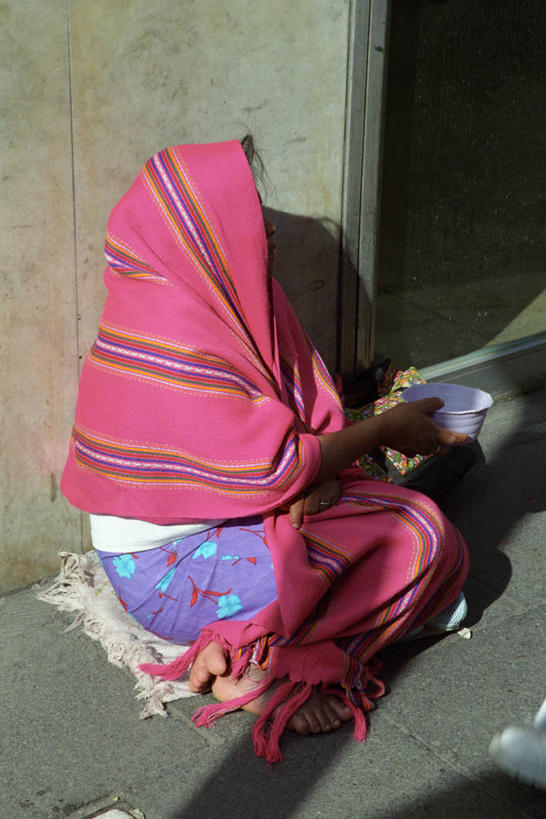 一个人,坐,竖图,室外,白天,侧面,时尚,餐具,墨西哥,阴影,朦胧,模糊,毯子,拿着,床上用品,碗,t台,乞丐,摄影,贫穷,拉丁美洲,问题,乞讨,时装表演,时装秀,t型台,走秀,彩图,社会问题