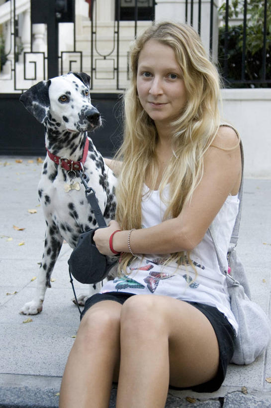 西方人,儿童,少年,头发,一个人,坐,笑,微笑,竖图,室外,白天,正面,满意,友谊,幸福,宠物,狗,欧洲,欧洲人,仅一个男性,仅一个年轻女性,仅一个女性,仅一个人,短裤,服装,大麦町,背心,斑点,人行道,挎包,首都,拿着,仅一个年轻男性,衣服,动物,金色,家畜,放松,搭,摄影,服饰,生活方式,衣着,穿着,搭着,关爱,近景,肖像,狗链,衣饰,布宜诺斯艾利斯,式样,男人,男性,年轻男性,年轻女性,女孩,女人,女性,白种人,长发,上装,休闲活动,拥抱,彩图,态度,纯种犬,宠物项圈