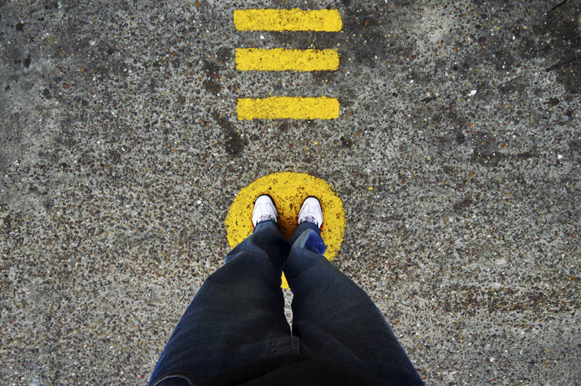 成年人,腿,一个人,站,横图,俯视,室外,白天,街道,路,仅一个男性,标志,路标,休闲装,现代,衣服,黄色,乐趣,人体,摄影,生活方式,幽默,享乐,感叹号,足,交通标志,沥青,四肢,想法,男人,男性,设计,彩图,高角度拍摄,标点符号