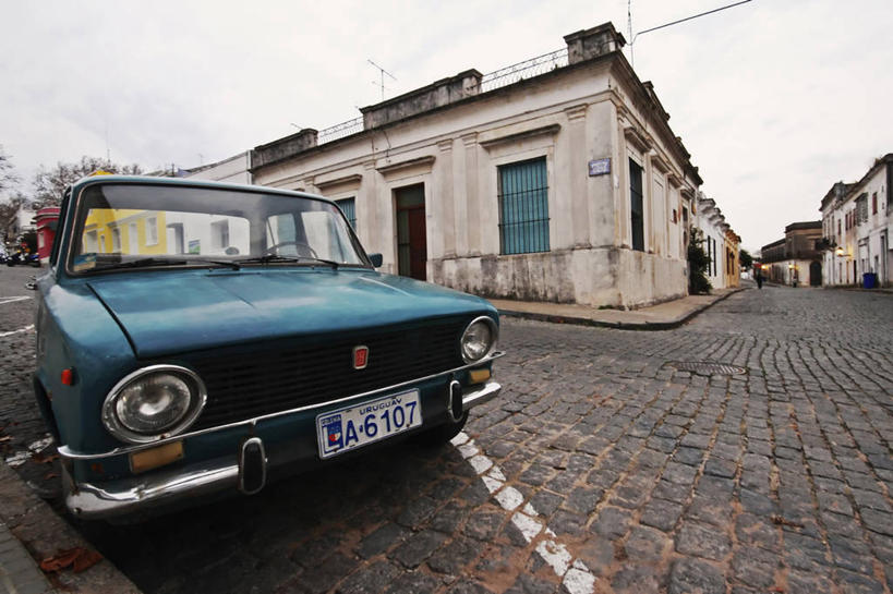 无人,横图,室外,白天,广角镜头,城市,建筑,路,汽车,照明,路标,数字,文字,房屋,机动车,古典,灯,天空,灯具,运输,摄影,古董,车灯,照亮,停止,住房,照明设备,暂停,市区,停滞,前照灯,前大灯,万里无云,车前灯,彩图,菲亚特,过去,广角