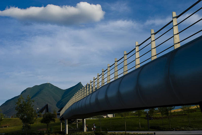 公园,栏杆,横图,室外,白天,仰视,旅游,度假,河流,美景,山,水,墨西哥,地形,景观,流水,云,桥,联系,娱乐,天空,自然,享受,休闲,景色,放松,摄影,宁静,北美,北美洲,拉丁美洲,自然风光,美洲,北亚美利加洲,亚美利加洲,墨西哥合众国,仙人掌王国,新莱昂州,彩图,低角度拍摄,旅行