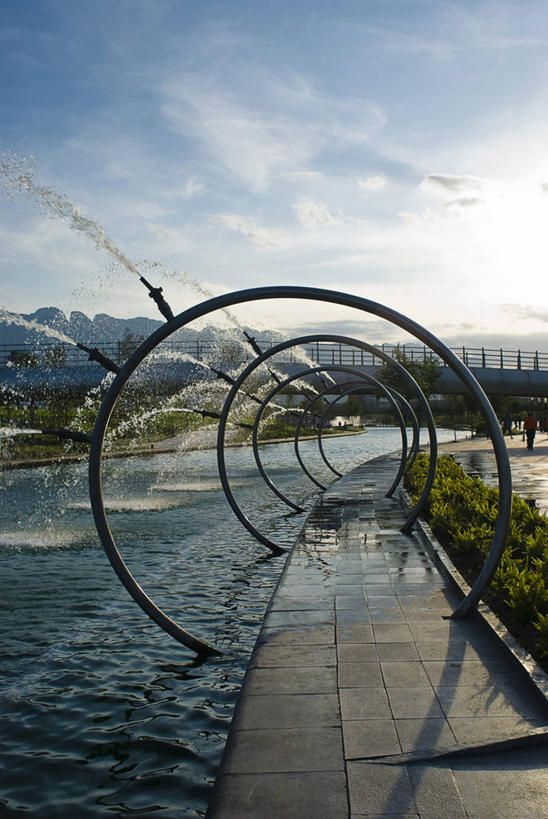 无人,公园,竖图,室外,白天,仰视,河流,山,水,喷泉,雕塑,墨西哥,喷,飞溅,溅,流水,云,小路,桥,联系,天空,摄影,宁静,北美,北美洲,拉丁美洲,美洲,北亚美利加洲,亚美利加洲,墨西哥合众国,仙人掌王国,新莱昂州,彩图,低角度拍摄,旅行