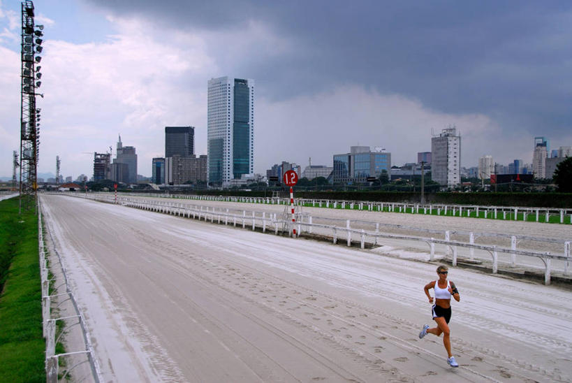 成年人,一个人,横图,室外,白天,天际线,多云,摩天大楼,仅一个女性,短裤,活力,摄影,决心,透视图,长跑,挑战,圣保罗,运动胸罩,女人,彩图