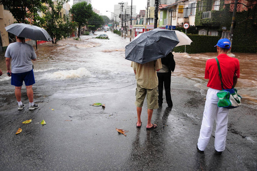成年人,四个人,站,横图,室外,白天,雨,暴雨,街道,短裤,伞,天气,休闲装,背面,遮,遮掩,摄影,掩盖,遮挡,遮盖,掩饰,圣保罗,男人,女人,彩图,水灾,好奇心