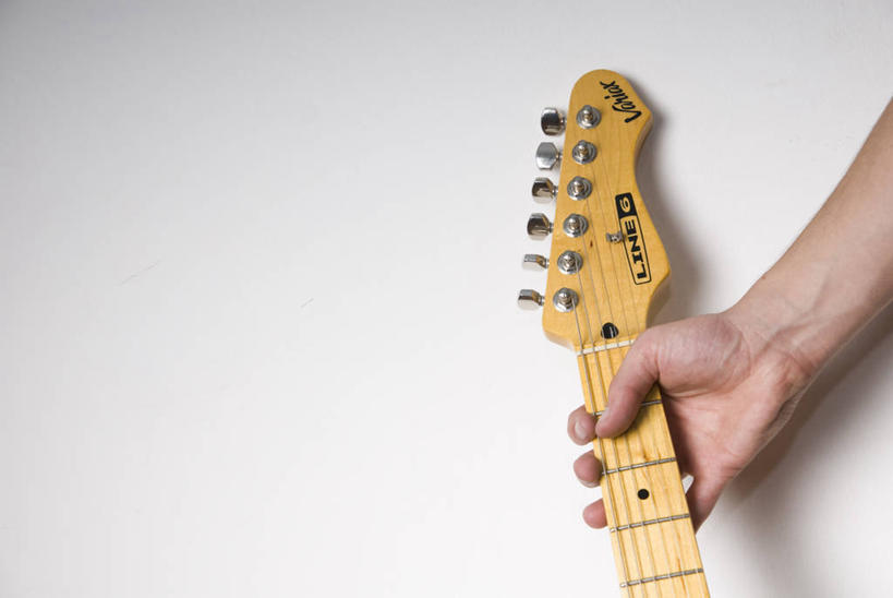 成年人,手,一个人,横图,留白,白色背景,仅一个男性,表演,木制,电吉他,吉他,弦乐器,音乐,拿着,人体,摄影,部分,噪声,音乐人,放音设备,彩图,影棚拍摄,摇摆舞