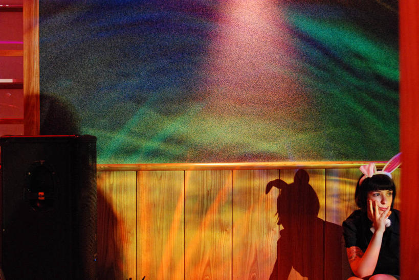 西方人,成年人,一个人,坐,横图,室内,意大利,欧洲,欧洲人,仅一个年轻女性,仅一个女性,仅一个人,阴影,托腮,休闲装,思考,摄影,悲哀,年轻女性,女人,女性,白种人,年轻人,彩图