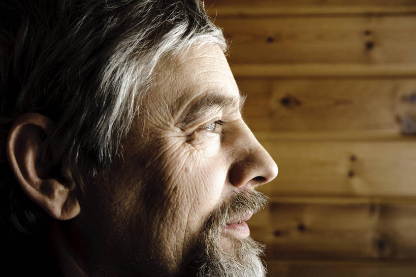 西方人,成年人,老年人,胡须,头发,一个人,横图,室内,特写,白天,侧面,欧洲,欧洲人,仅一个男性,仅一个人,木制,仅一个老年男性,思考,人体,摄影,写实,老年男性,男人,男性,白种人,山羊胡,胡子,络腮胡,彩图