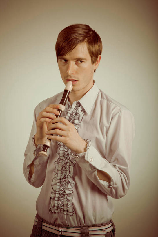 西方人,成年人,一个人,站,竖图,阶调图片,复古,欧洲,日本,欧洲人,仅一个男性,仅一个人,生气,日本文化,竖笛,音乐,拿着,仅一个年轻男性,个性,摄影,冈山县,男人,男性,年轻男性,白种人,年轻人,发型,半身,彩图,影棚拍摄,传统服装,晕影