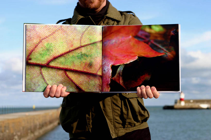 西方人,成年人,中年人,一个人,站,横图,室外,白天,正面,海洋,爱尔兰,欧洲,欧洲人,仅一个男性,仅一个人,仅一个中年男性,云,教育,拿着,休闲装,自然,摄影,创造力,出示,威克洛郡,美术工艺,男人,男性,中年男性,白种人,书,休闲活动,半身,彩图,海港