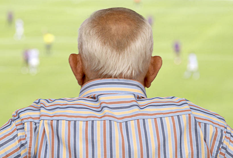 成年人,老年人,脸,头,脸颊,一个人,体育馆,运动场,横图,室外,特写,白天,运动,西班牙,仅一个男性,仅一个人,仅一个中年男性,体育场,肩膀,背面,摄影,观看,写实,运动馆,男人,男性,中年男性,头部,脸部,脸蛋,面部,休闲活动,彩图,发际线后移