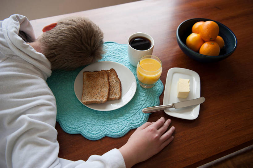 面包,果汁,西方人,儿童,脸,头,脸颊,一个人,横图,室内,纯洁,懒惰,桌子,欧洲,加拿大,欧洲人,仅一个男性,仅一个人,黄油,饮食,肩膀,小孩,背面,盘子,碗,仅一个小孩,橙色,放松,可爱,童年,童趣,摄影,清新,餐刀,黄油刀,童真,吐司面包,烂漫,无邪,健康食物,天真,男孩,男人,男性,白种人,孩子,头部,脸部,脸蛋,面部,彩图,浴衣,男生,小睡