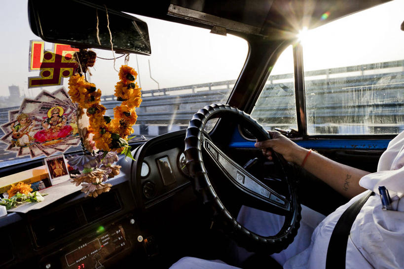 成年人,中年人,老年人,一个人,出租车司机,坐,横图,室内,白天,镜头眩光,安全,太阳,镜子,出租车,日光,印度,仅一个男性,仅一个人,仅一个中年男性,反射,标签,标志,花环,数字,文字,字符,指针,公共交通,休闲装,标识,天空,安全带,方向盘,运输,摄影,阿拉伯数字,后视镜,镜像,生命,镜面,驾车,仪表盘,印度文化,光学,孟买,仪表,男人,男性,中年男性,亚洲人,彩图,旅行