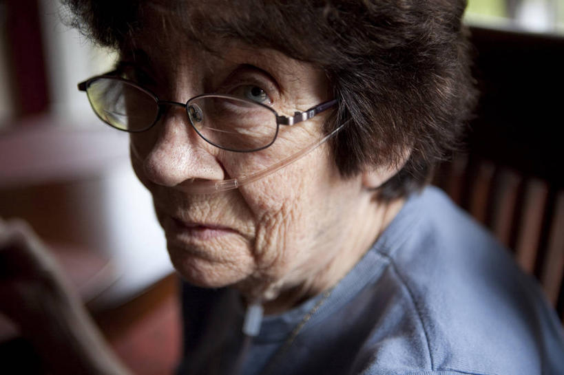 西方人,成年人,老年人,脸,头,脸颊,一个人,病人,横图,室内,特写,白天,欧洲,美国,欧洲人,仅一个女性,仅一个人,眼镜,休闲装,肩膀,思考,放松,摄影,仅一个老年女性,氧气管,写实,康涅狄格州,老年女性,女人,女性,白种人,头部,脸部,脸蛋,面部,彩图