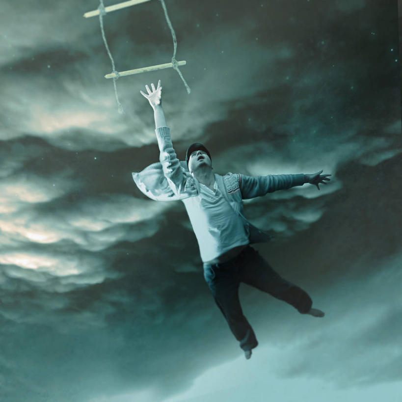 西方人,成年人,中年人,一个人,方图,阶调图片,室外,白天,毛衣,风险,风,欧洲,加拿大,欧洲人,仅一个男性,仅一个人,仅一个中年男性,云,半空,天空,自然,绳梯,摄影,落下,不幸,无忧无虑,担心,危险,男人,男性,中年男性,白种人,彩图