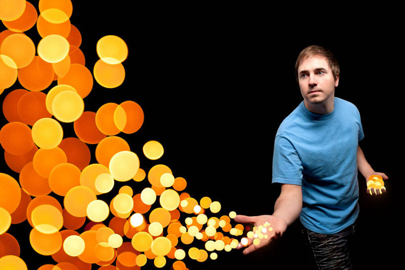 西方人,成年人,一个人,站,横图,德国,欧洲,欧洲人,仅一个男性,仅一个人,黑色背景,圆形,休闲装,仅一个年轻男性,黄色,看,靠,靠着,手势,个性,摄影,照亮,创造力,想法,伍珀塔尔,男人,男性,年轻男性,白种人,年轻人,半身,彩图,影棚拍摄,打手势