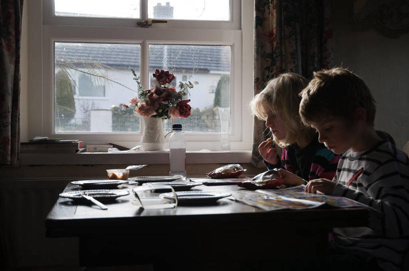 西方人,儿童,脸,头,脸颊,两个人,兄弟,姐妹,坐,吃,横图,室内,白天,纯洁,窗户,桌子,花瓶,日光,英国,欧洲,欧洲人,连接,饮食,英格兰,肩膀,花,小孩,盘子,可爱,童年,童趣,读书,摄影,专心,漫画书,童真,烂漫,无邪,坎布里亚,天真,男孩,男性,女孩,女性,白种人,孩子,头部,脸部,脸蛋,面部,半身,彩图,炸土豆片