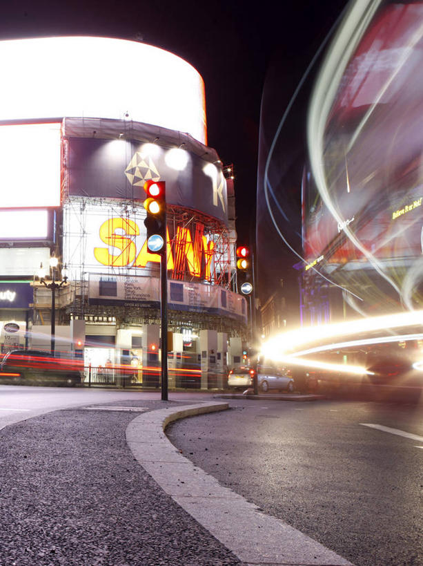 无人,竖图,室外,夜晚,长时间曝光,城市,道路,建筑,街道,路,公路,英国,路标,红绿灯,巴士,交通,首都,皮卡迪利广场,摄影,迅速,照亮,英国文化,马路,彩图