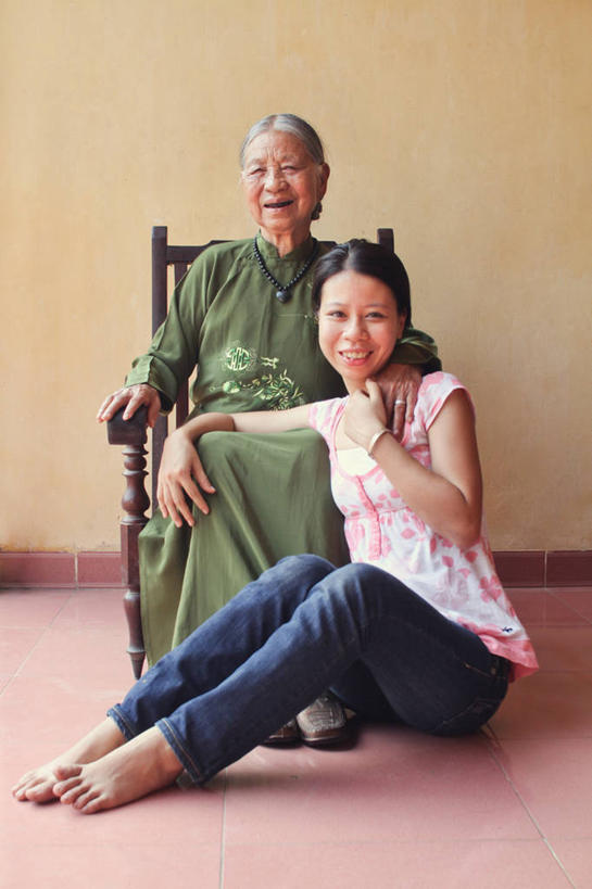 成年人,老年人,头发,两个人,家庭,祖母,坐,笑,微笑,露齿笑,竖图,室内,白天,快乐,幸福,椅子,越南,连接,首都,休闲装,赤脚,搭,摄影,搭着,肖像,河内,老年女性,年轻女性,女人,女性,年轻人,孙女,彩图,传统服装,代沟